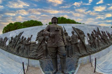Çanakkale Şehitleri Anıtı Gelibolu savaş katılan Türk askerleri hakkında hizmet anısına bir savaş anıtı olduğunu.