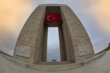 Çanakkale Şehitleri Anıtı Gelibolu savaş katılan Türk askerleri hakkında hizmet anısına bir savaş anıtı olduğunu.