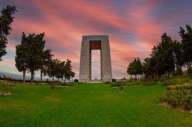 Çanakkale Şehitleri Anıtı Gelibolu savaş katılan Türk askerleri hakkında hizmet anısına bir savaş anıtı olduğunu.