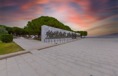 Çanakkale Şehitleri Anıtı Gelibolu savaş katılan Türk askerleri hakkında hizmet anısına bir savaş anıtı olduğunu.