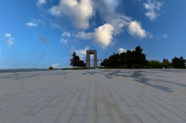 Çanakkale Şehitleri Anıtı Gelibolu savaş katılan Türk askerleri hakkında hizmet anısına bir savaş anıtı olduğunu.