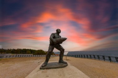 Çanakkale Şehitleri Anıtı Gelibolu savaş katılan Türk askerleri hakkında hizmet anısına bir savaş anıtı olduğunu.