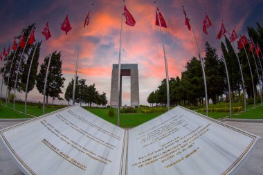 Çanakkale Şehitleri Anıtı Gelibolu savaş katılan Türk askerleri hakkında hizmet anısına bir savaş anıtı olduğunu.