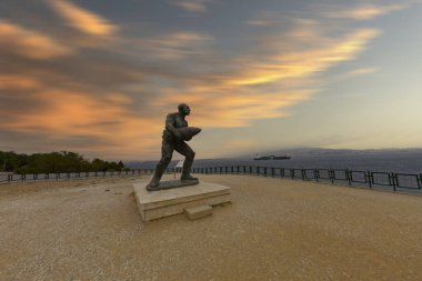 Çanakkale Şehitleri Anıtı Gelibolu savaş katılan Türk askerleri hakkında hizmet anısına bir savaş anıtı olduğunu.