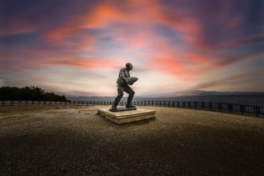 Çanakkale Şehitleri Anıtı Gelibolu savaş katılan Türk askerleri hakkında hizmet anısına bir savaş anıtı olduğunu.