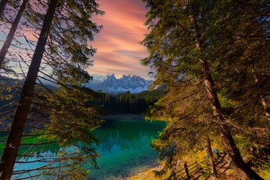 Lago di Carezza (Karersee), bir güzel göl Dolomites, Trentino Alto Adige, İtalya