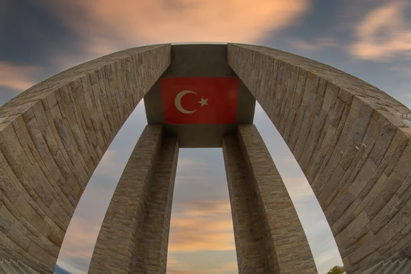 恰纳卡莱烈士纪念馆是战争纪念馆纪念关于土耳其士兵加里波利战役的参加的服务 — 图库照片