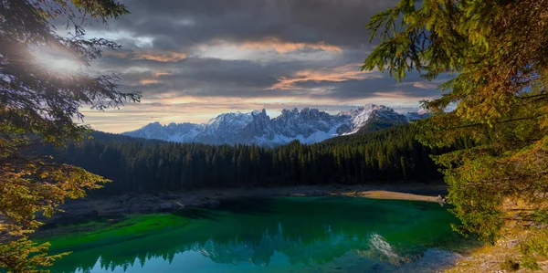 Lago Carezza Karersee Bellissimo Lago Nelle Dolomiti Trentino Alto Adige — Foto Stock