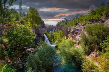 Köprü yaklaşık 2500 yıl önce Banaz Nehri üzerine inşa edildi.