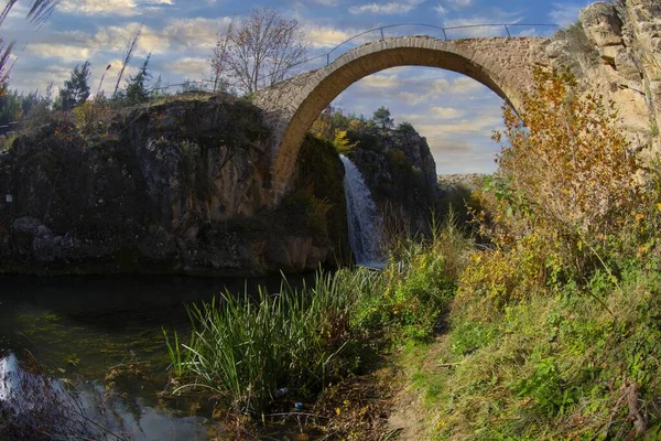 这座桥建于大约2500年前的巴纳斯河上 — 图库照片
