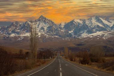  Aladaglar ve Demirkazk zirvesi, Taurus Dağları 'nın en yüksek noktası.