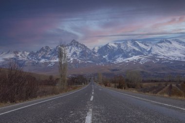  Aladaglar ve Demirkazk zirvesi, Taurus Dağları 'nın en yüksek noktası.