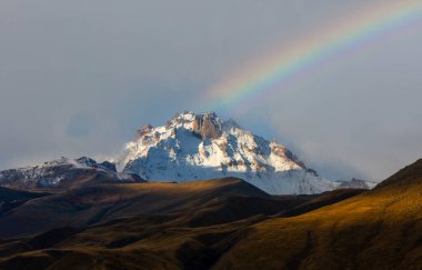 Türkiye 'nin en büyük ikinci dağı olan erciyes' in olağanüstü manzarası