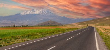 Türkiye 'nin en büyük ikinci dağı olan erciyes' in olağanüstü manzarası
