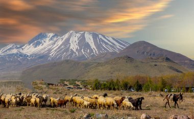 Türkiye 'nin en büyük ikinci dağı olan erciyes' in olağanüstü manzarası