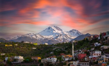 Türkiye 'nin en büyük ikinci dağı olan erciyes' in olağanüstü manzarası