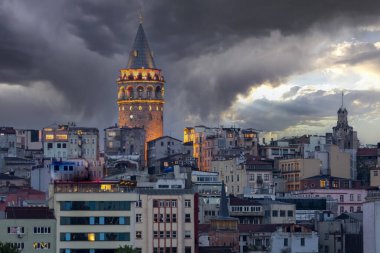 İstanbul, Türkiye 'nin harika eski caddesinde Galata Kulesi