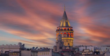İstanbul, Türkiye 'nin harika eski caddesinde Galata Kulesi