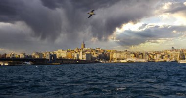 İstanbul, Türkiye 'nin harika eski caddesinde Galata Kulesi