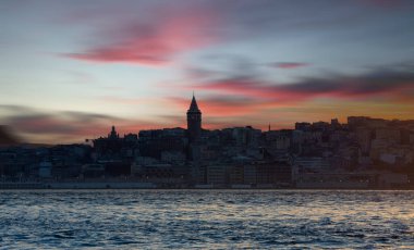 İstanbul, Türkiye 'nin harika eski caddesinde Galata Kulesi