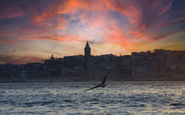 İstanbul, Türkiye 'nin harika eski caddesinde Galata Kulesi