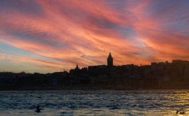 İstanbul, Türkiye 'nin harika eski caddesinde Galata Kulesi