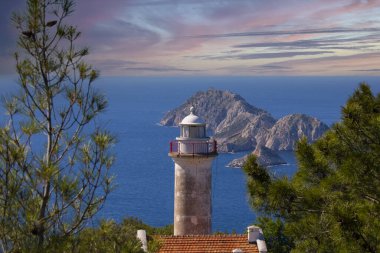 Gelidonya deniz feneri, tıpkı Adrasan ve Kumluca arasındaki gizli bir cennet gibi, yürüyüş yapanlar ve yürüyüşçüler için en çok yeşil ve mavi rengin uyuştuğu yerlerden biridir..