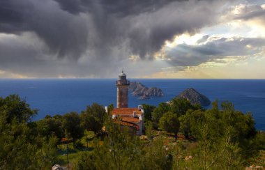 Gelidonya deniz feneri, tıpkı Adrasan ve Kumluca arasındaki gizli bir cennet gibi, yürüyüş yapanlar ve yürüyüşçüler için en çok yeşil ve mavi rengin uyuştuğu yerlerden biridir..