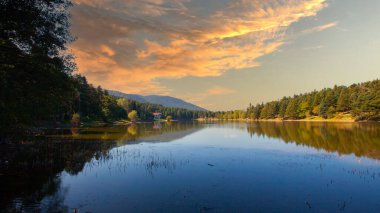 Bolu Golcuk Doğa Parkı, şehir merkezine ve doğal alanlarına yakın olan ve insanların iyi vakit geçirmesini sağlayan yerel ve yabancı insanlar tarafından sıklıkla kullanılan bir alan..