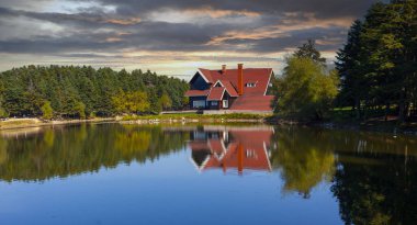 Bolu Golcuk Doğa Parkı, şehir merkezine ve doğal alanlarına yakın olan ve insanların iyi vakit geçirmesini sağlayan yerel ve yabancı insanlar tarafından sıklıkla kullanılan bir alan..