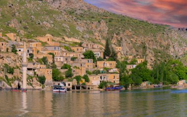 Türkiye 'nin Sanliurfa ilinde batık camili Halfeti Köyü