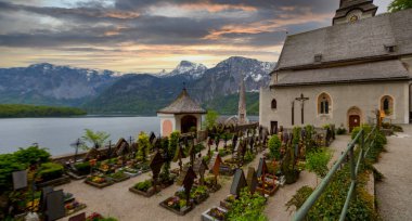 Gündoğumunda Hallstatt ve Protestan Kilisesi 'nin yerel manzarası Hallstatt, Salzkammergut, Dachstein bölgesi, Yukarı Avusturya, Avusturya, Avrupa' ya yansıdı.