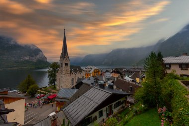 Gündoğumunda Hallstatt ve Protestan Kilisesi 'nin yerel manzarası Hallstatt, Salzkammergut, Dachstein bölgesi, Yukarı Avusturya, Avusturya, Avrupa' ya yansıdı.