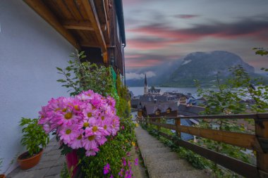 Gündoğumunda Hallstatt ve Protestan Kilisesi 'nin yerel manzarası Hallstatt, Salzkammergut, Dachstein bölgesi, Yukarı Avusturya, Avusturya, Avrupa' ya yansıdı.