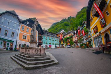 Gündoğumunda Hallstatt ve Protestan Kilisesi 'nin yerel manzarası Hallstatt, Salzkammergut, Dachstein bölgesi, Yukarı Avusturya, Avusturya, Avrupa' ya yansıdı.
