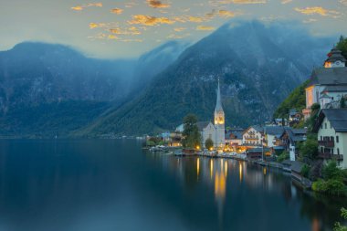 Gündoğumunda Hallstatt ve Protestan Kilisesi 'nin yerel manzarası Hallstatt, Salzkammergut, Dachstein bölgesi, Yukarı Avusturya, Avusturya, Avrupa' ya yansıdı.