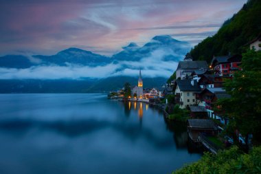 Gündoğumunda Hallstatt ve Protestan Kilisesi 'nin yerel manzarası Hallstatt, Salzkammergut, Dachstein bölgesi, Yukarı Avusturya, Avusturya, Avrupa' ya yansıdı.