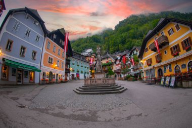 Gündoğumunda Hallstatt ve Protestan Kilisesi 'nin yerel manzarası Hallstatt, Salzkammergut, Dachstein bölgesi, Yukarı Avusturya, Avusturya, Avrupa' ya yansıdı.