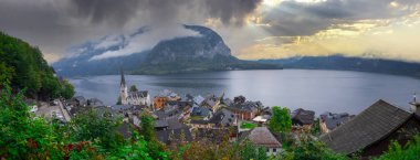 Gündoğumunda Hallstatt ve Protestan Kilisesi 'nin yerel manzarası Hallstatt, Salzkammergut, Dachstein bölgesi, Yukarı Avusturya, Avusturya, Avrupa' ya yansıdı.