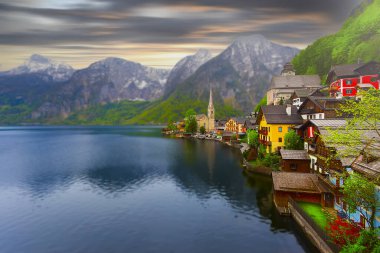 Gündoğumunda Hallstatt ve Protestan Kilisesi 'nin yerel manzarası Hallstatt, Salzkammergut, Dachstein bölgesi, Yukarı Avusturya, Avusturya, Avrupa' ya yansıdı.