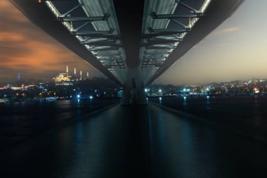 Yaz gecesi Yeni Haliç Metro Köprüsü İstanbul, Türkiye 'de mavi gökyüzü ve kent ışıkları