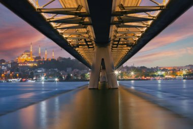 Yaz gecesi Yeni Haliç Metro Köprüsü İstanbul, Türkiye 'de mavi gökyüzü ve kent ışıkları