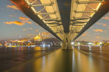 Yaz gecesi Yeni Haliç Metro Köprüsü İstanbul, Türkiye 'de mavi gökyüzü ve kent ışıkları