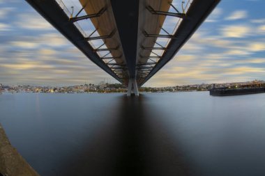Yaz gecesi Yeni Haliç Metro Köprüsü İstanbul, Türkiye 'de mavi gökyüzü ve kent ışıkları