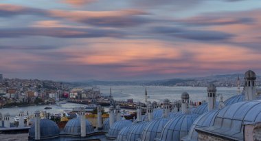 Yaz gecesi Yeni Haliç Metro Köprüsü İstanbul, Türkiye 'de mavi gökyüzü ve kent ışıkları