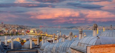 Yaz gecesi Yeni Haliç Metro Köprüsü İstanbul, Türkiye 'de mavi gökyüzü ve kent ışıkları
