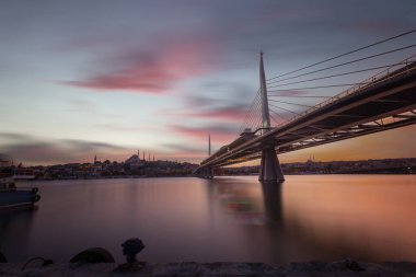 Yaz gecesi Yeni Haliç Metro Köprüsü İstanbul, Türkiye 'de mavi gökyüzü ve kent ışıkları