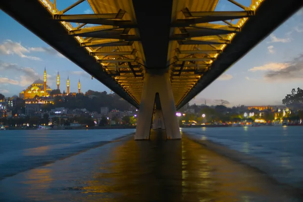 Yaz gecesi Yeni Haliç Metro Köprüsü İstanbul, Türkiye 'de mavi gökyüzü ve kent ışıkları