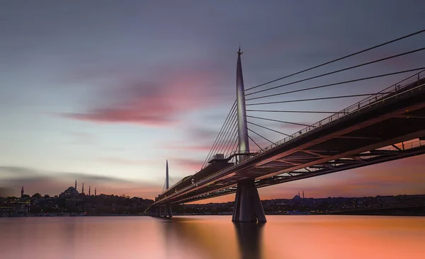 Nieuwe Halic Metro Bridge Bij Zomernacht Blauwe Hemel Stadsverlichting Istanbul — Stockfoto