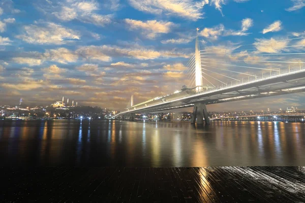 Neue Halic Bahn Brücke Bei Sommernachtblauem Himmel Und Stadtbeleuchtung Istanbul — Stockfoto